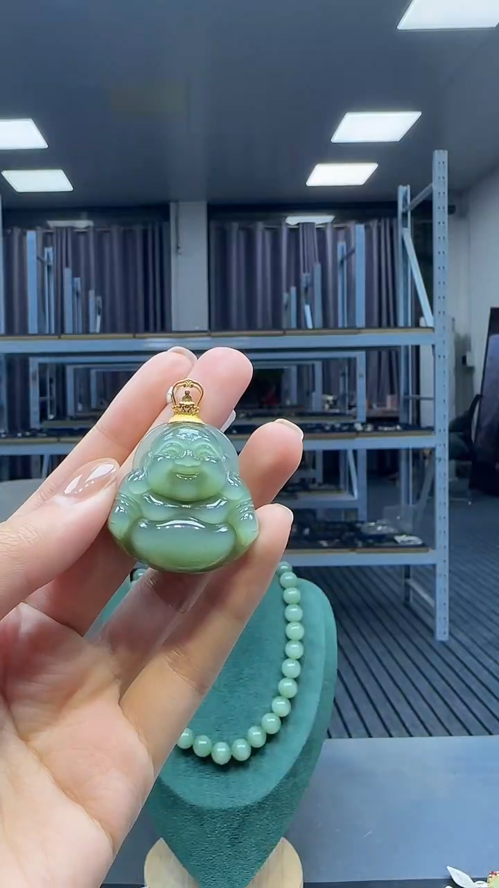 18K金镶嵌和田玉挂件1