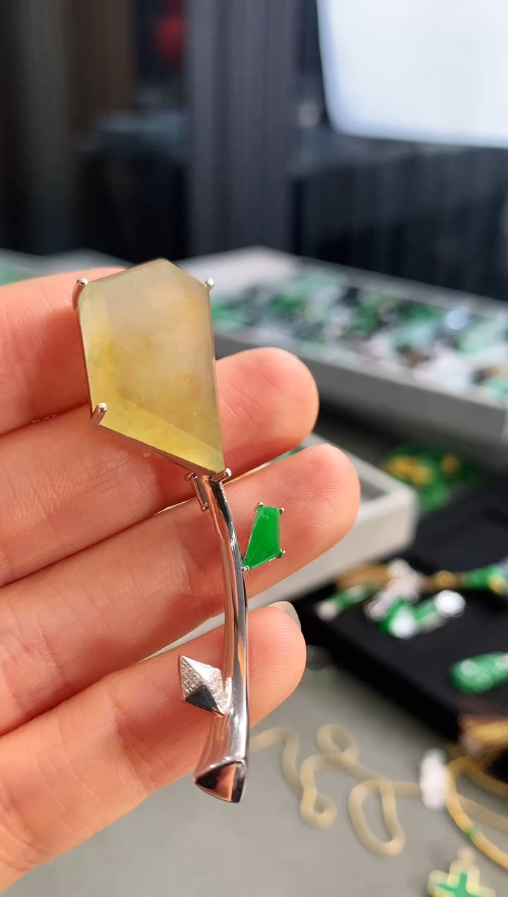 【闪购商品】翡翠颈饰18K金镶嵌胸针