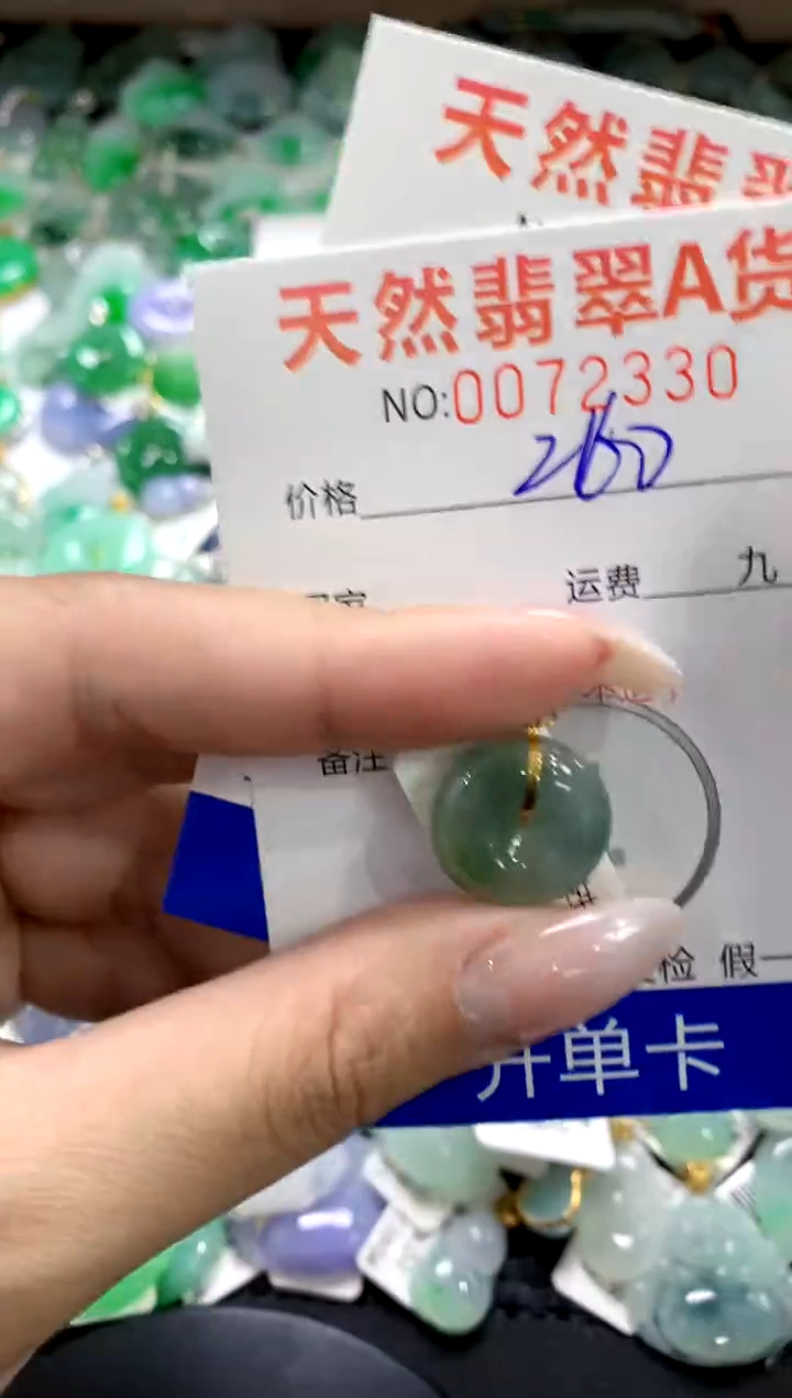 翡翠18K金镶嵌颈饰1111111111111111