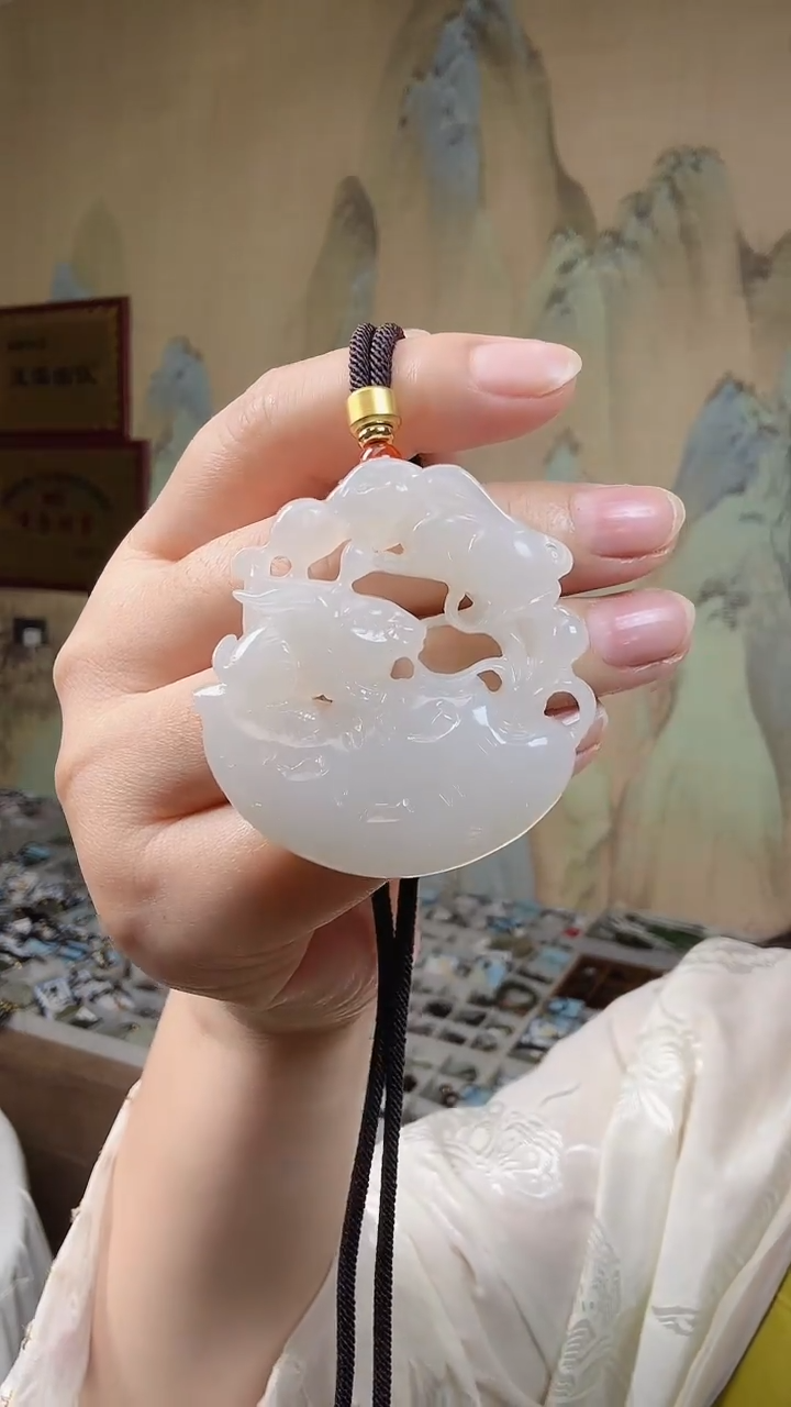 和田玉未镶嵌颈饰.