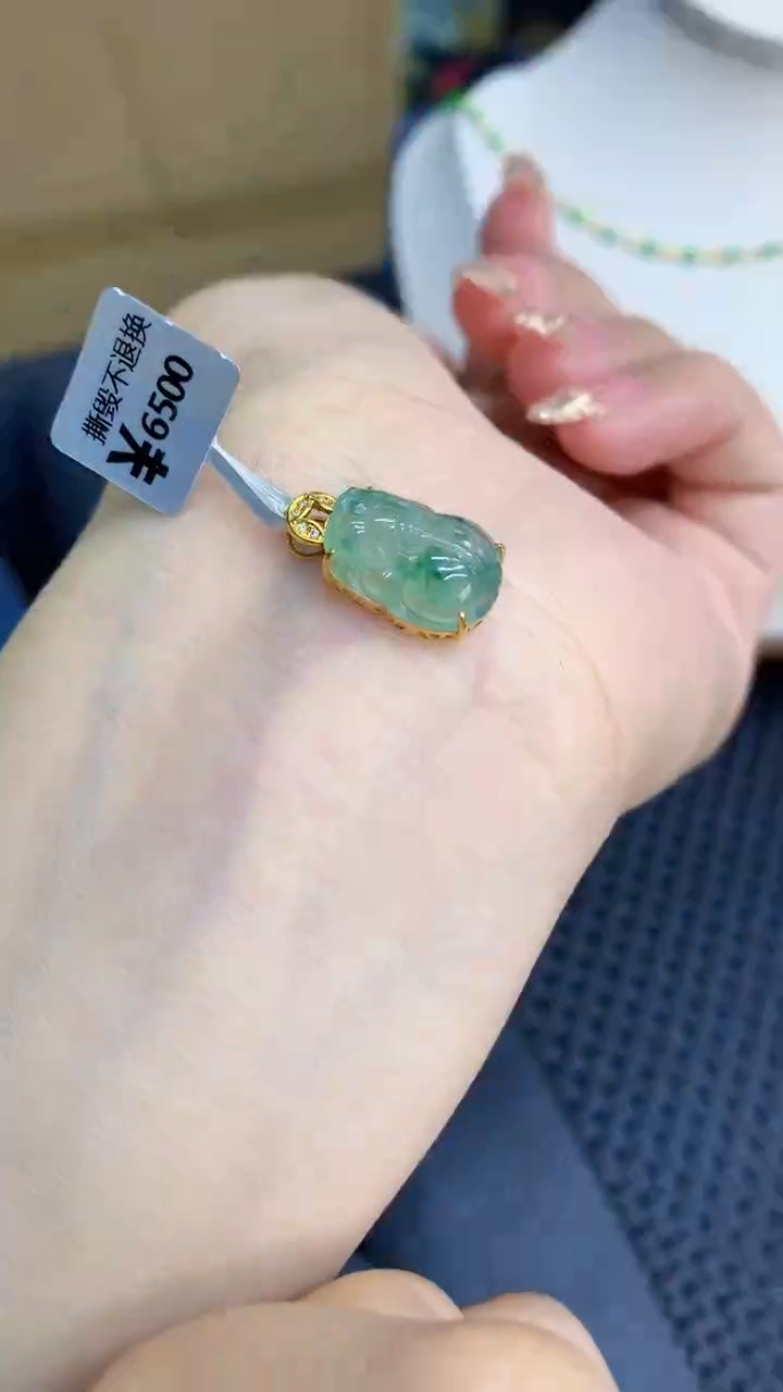 翡翠18K金镶嵌颈饰            8