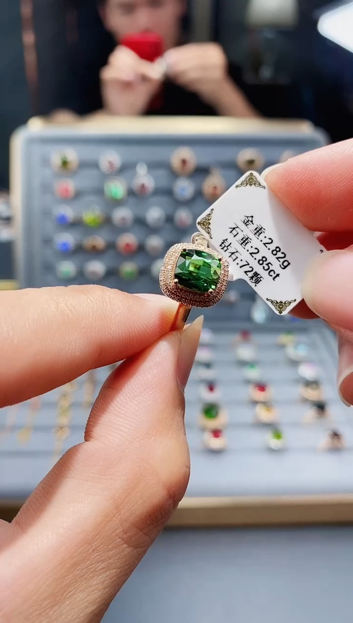 碧玺戒指18K金镶嵌2.85.