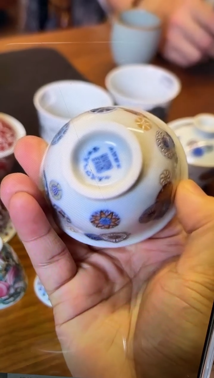 社****人艺林堂誌 斗彩皮球花小压手杯