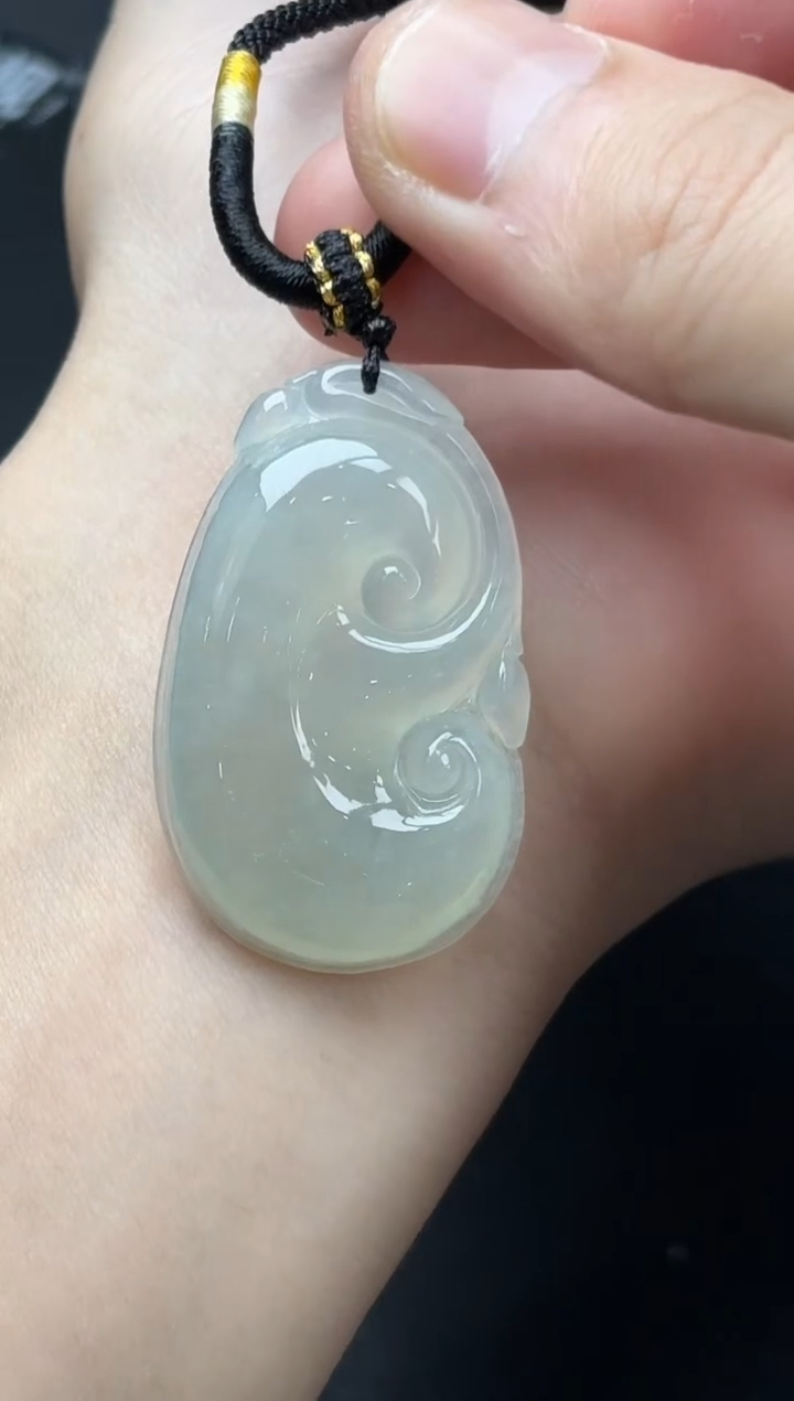 18K金镶嵌挂件翡翠如意