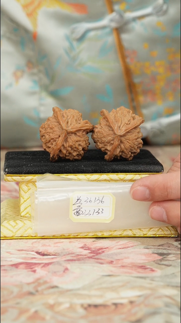 【闪购商品】文玩核桃把件盘山三棱