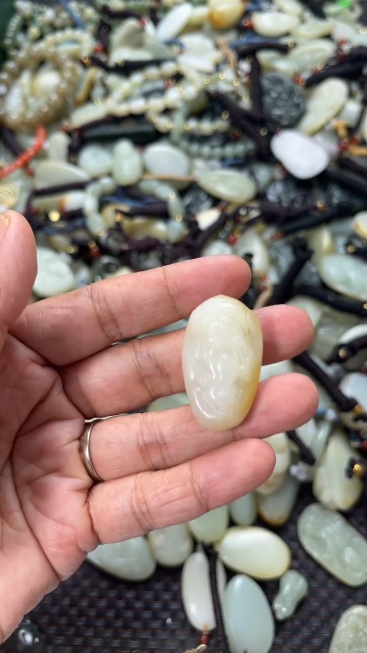 和田玉未镶嵌颈饰（多样性发一件）没有证书有瑕