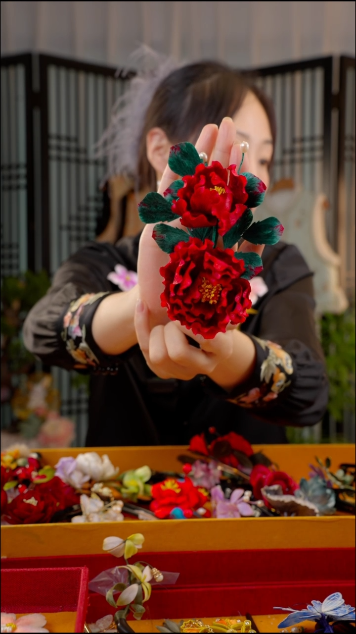 刺绣火***虾非遗苏绣绒花