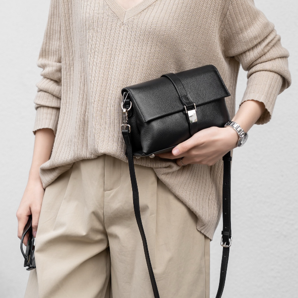 Jinho/金猴2025夏季新款头层牛皮自然摔纹时尚单肩斜挎包邮差女包