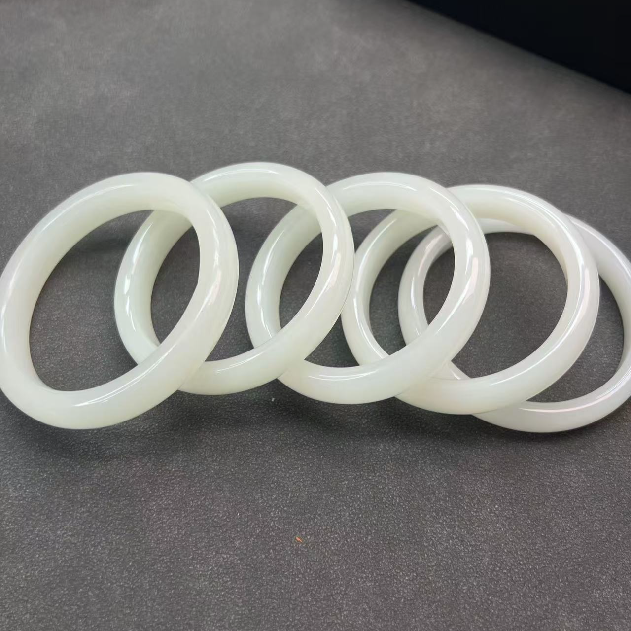 蜂蜜水和田玉手镯