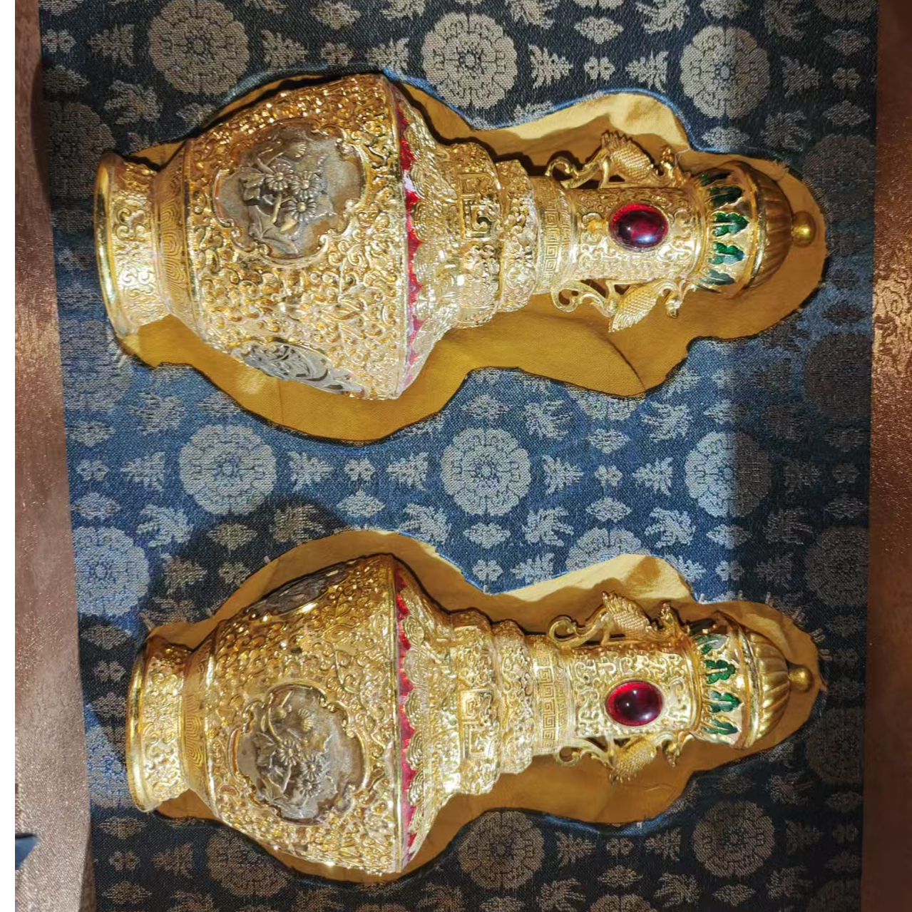 1对全金色壶摆件链接