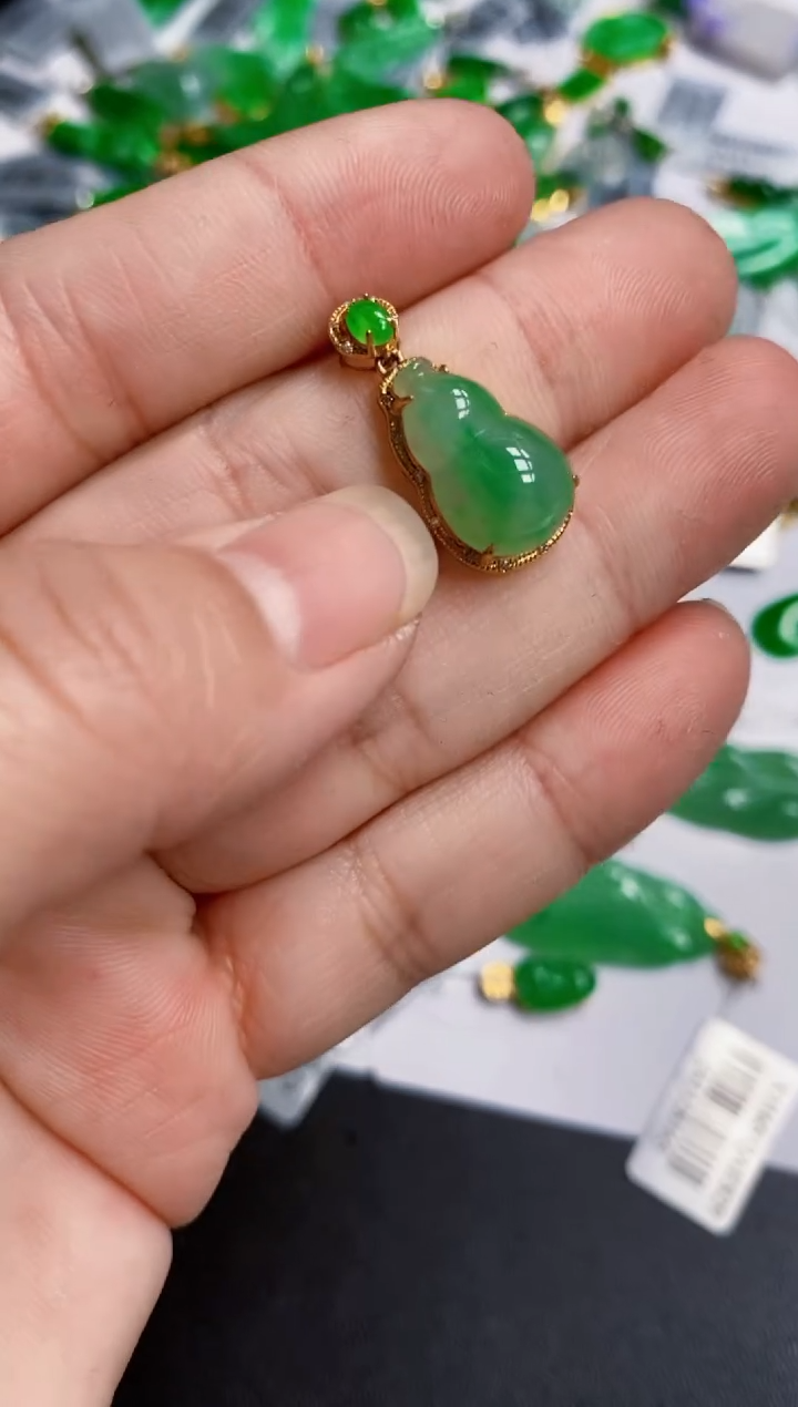 【闪购商品】翡翠颈饰18K金镶嵌葫芦