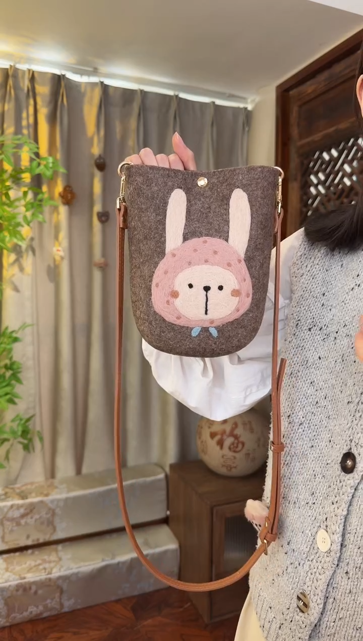 羊毛非遗羊毛毡包 手机包兔子