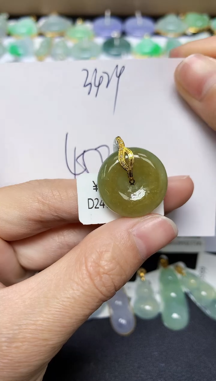 翡翠18K金镶嵌颈饰 天然翡翠A货
