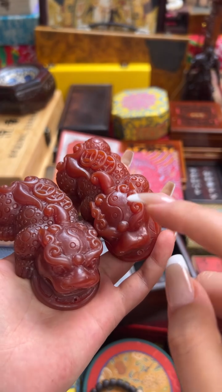 木--------瓷---------龙涎香貔貅一对