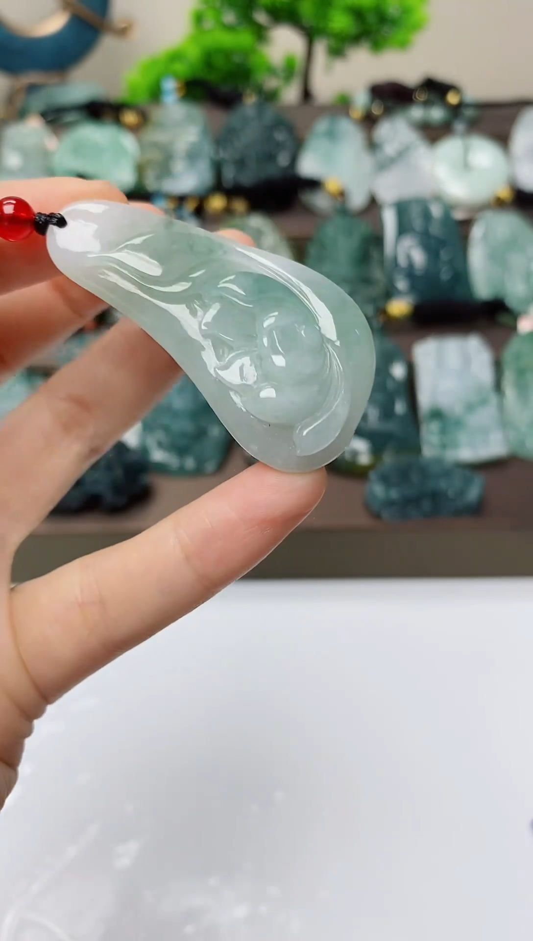 翡翠未镶嵌颈饰         