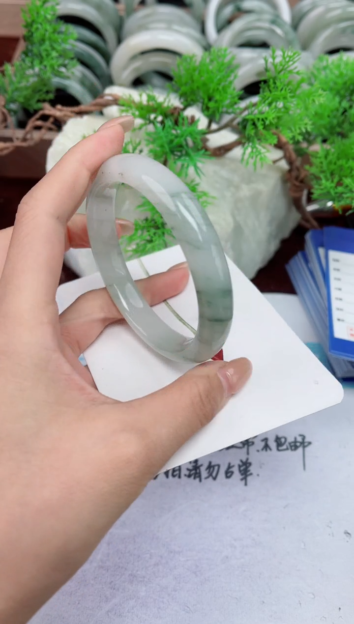 【闪购商品】石英质玉手镯未镶嵌95