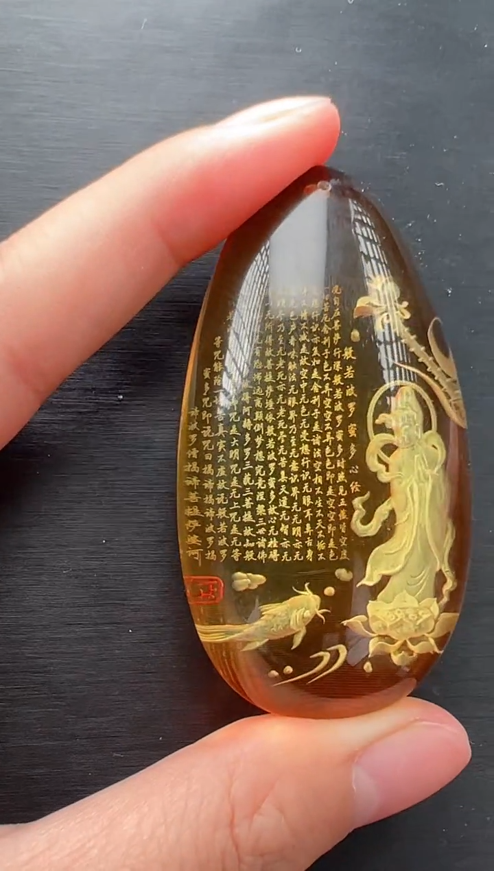 未镶嵌颈饰琥珀心经