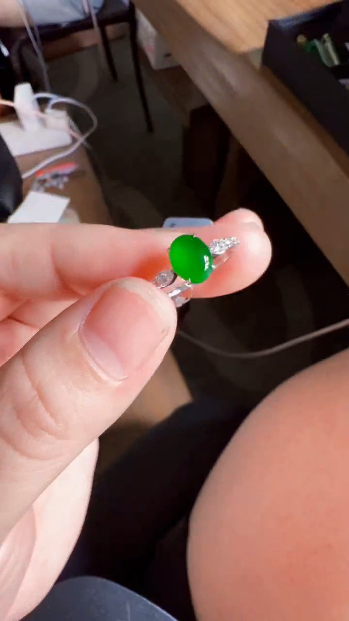 颈饰18K金镶嵌翡翠戒指