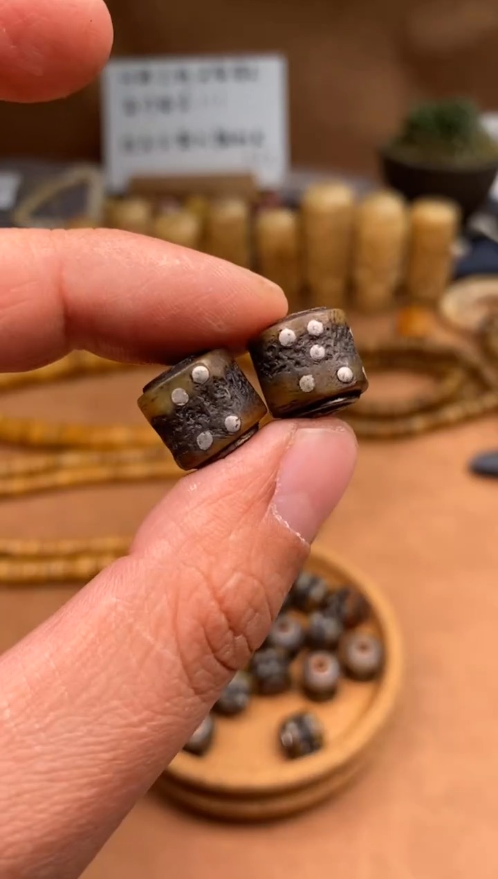 【闪购商品】牛骨其他P001-镶钉骰子2个-有棕裂