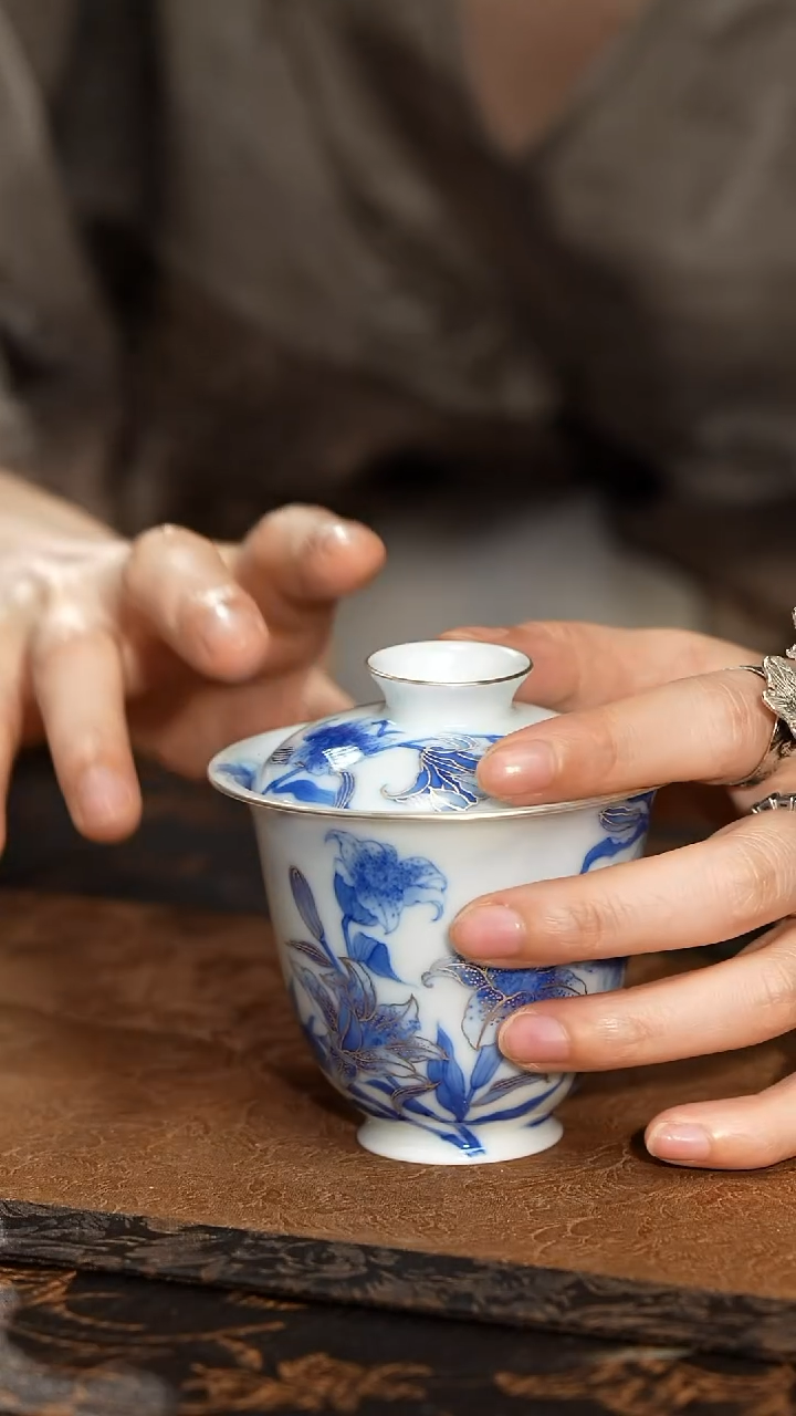 见珊赋春寻隐青花描银（百合）盖碗