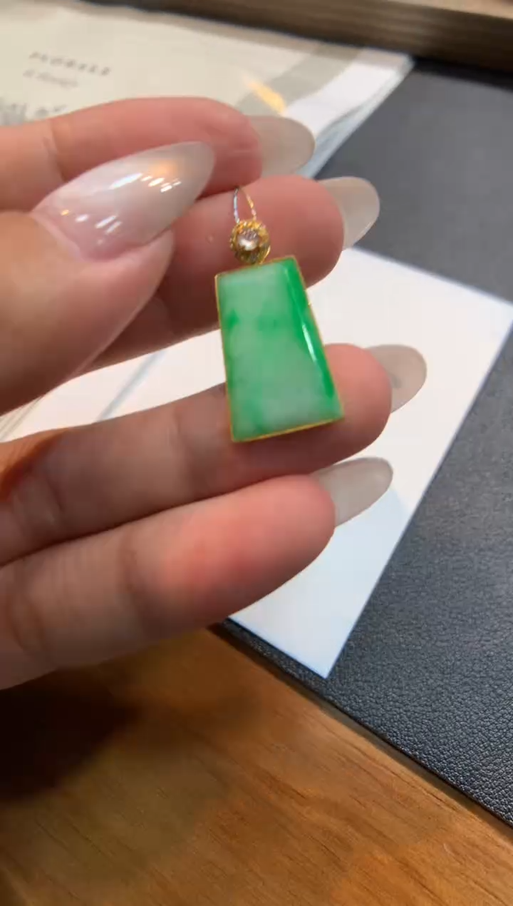 翡翠18K金镶嵌颈饰无事牌
