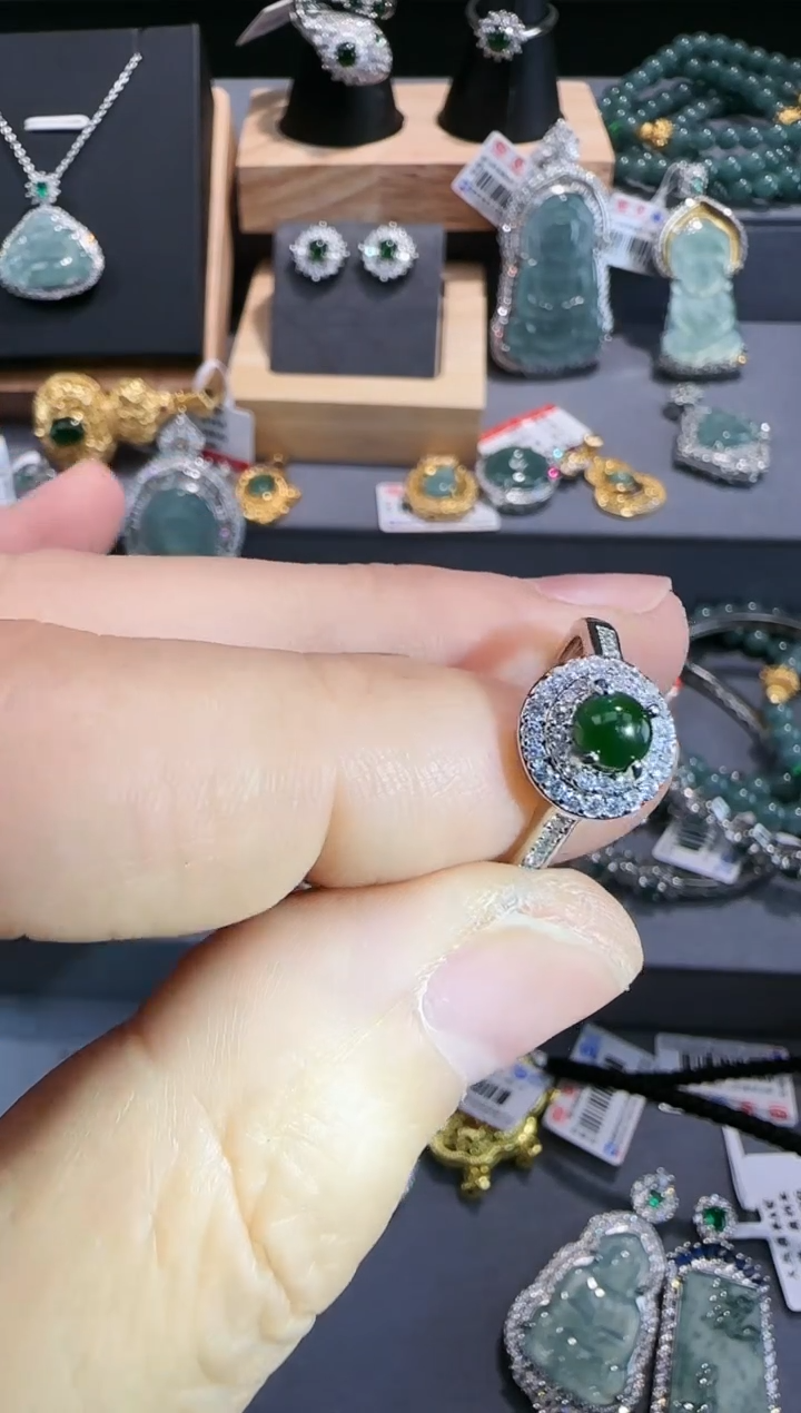 【闪购商品】翡翠吊坠(赠链)未镶嵌天然翡翠A货带证书发货