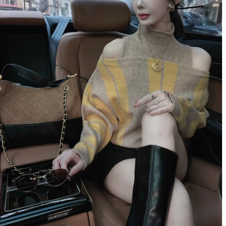 今年流行多巴胺黄色条纹高领毛衣秋冬新款时尚洋气露肩针织衫上衣