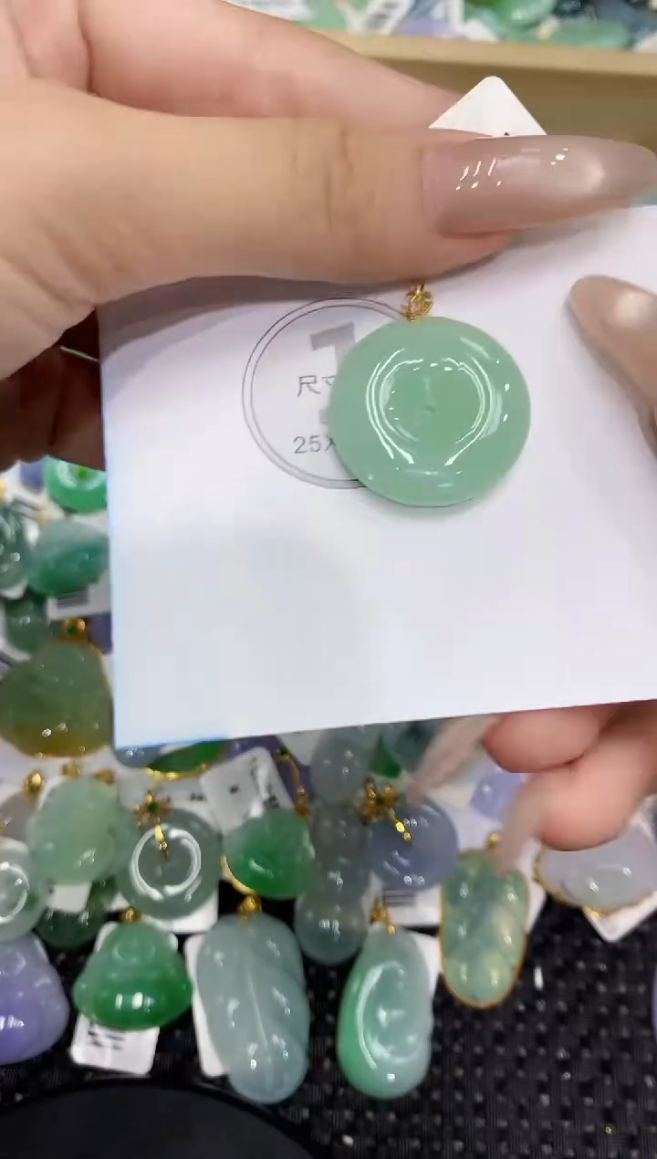 翡翠18K金镶嵌颈饰111111111111