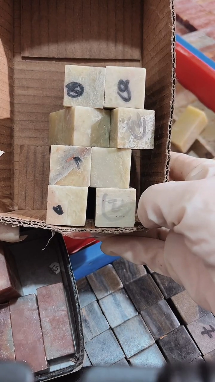 老挝石w*r瑕疵不规则章8方