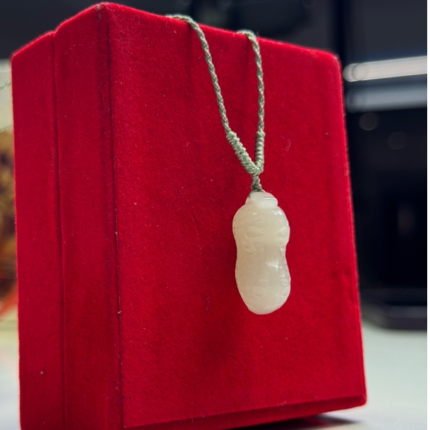 精品和田玉花生吊坠