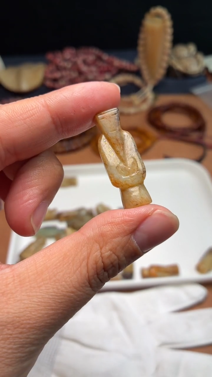 未镶嵌和田玉车挂杂件550-瓮仲-非完美