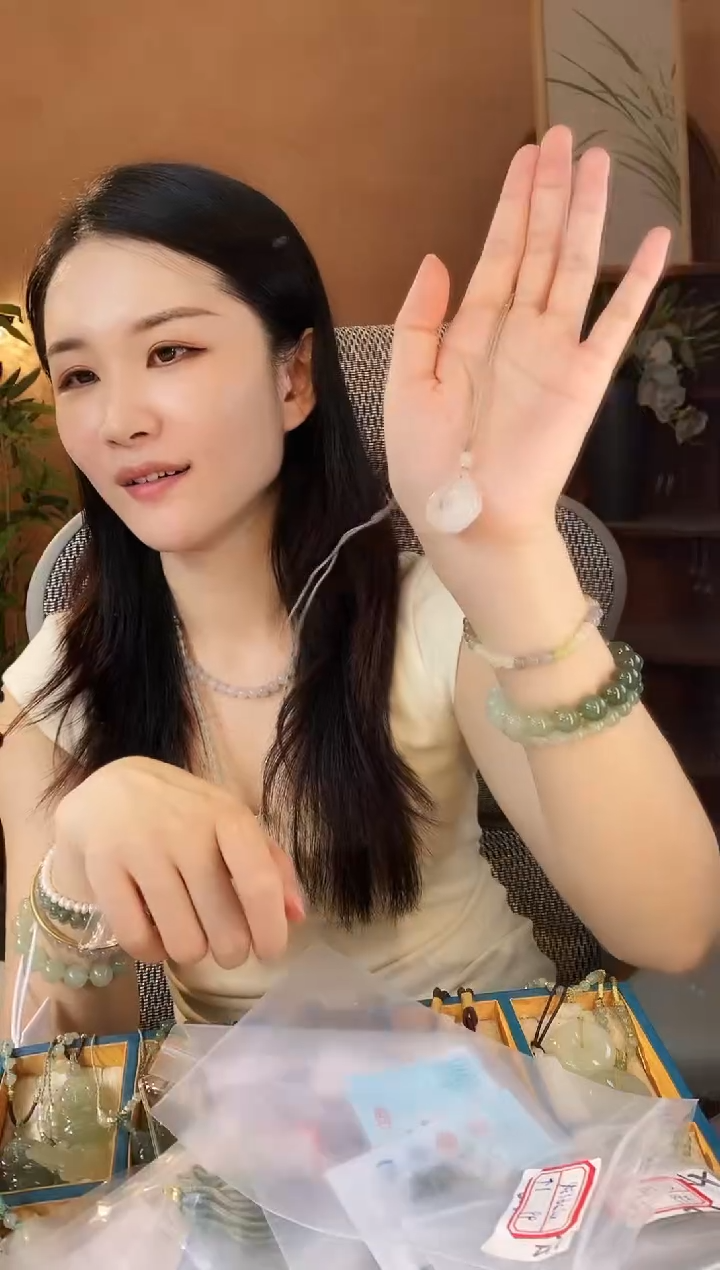 和田玉未镶嵌颈饰锦鲤