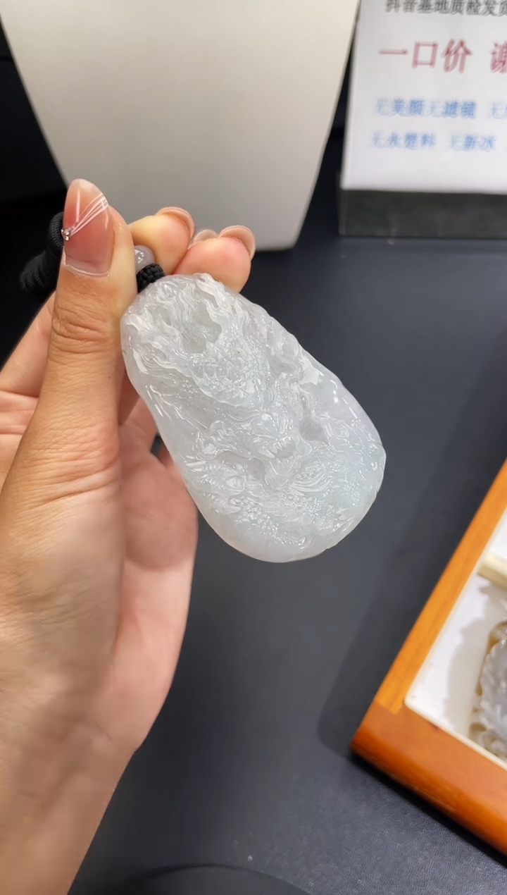 颈饰未镶嵌翡翠龙牌