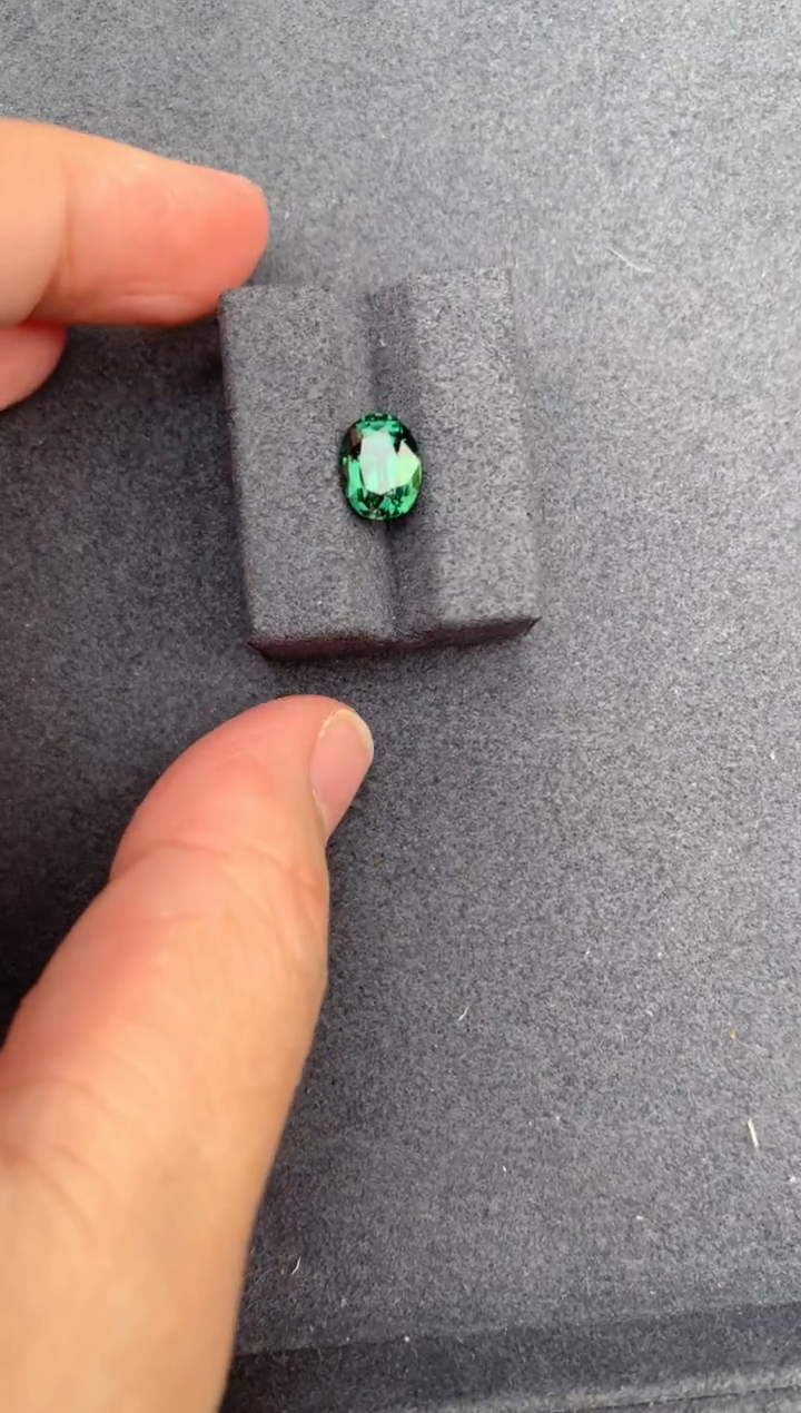 【闪购商品】彩色蓝宝石裸石未镶嵌2.5ct 无烧绿蓝宝