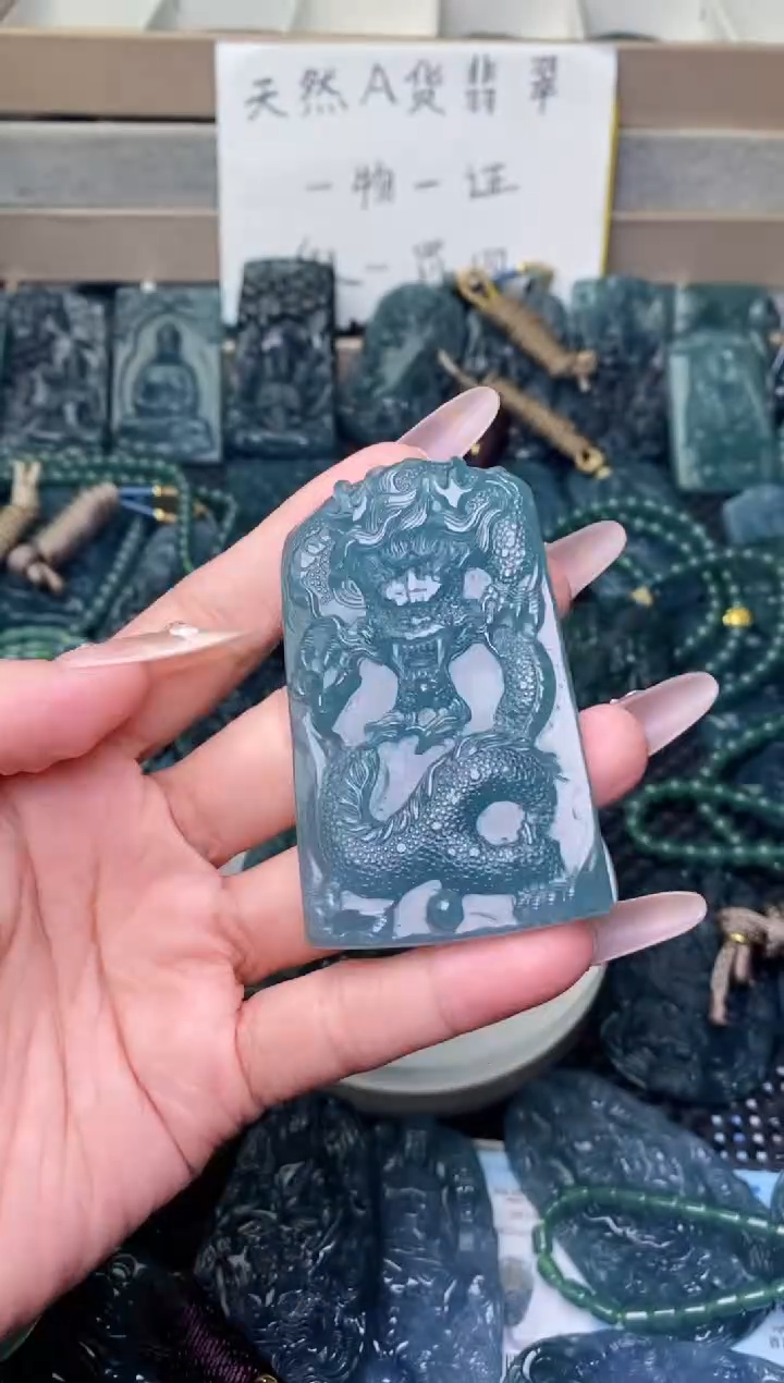 翡翠未镶嵌颈饰          