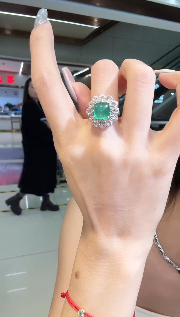 18K金镶嵌项链祖母绿3.70ct