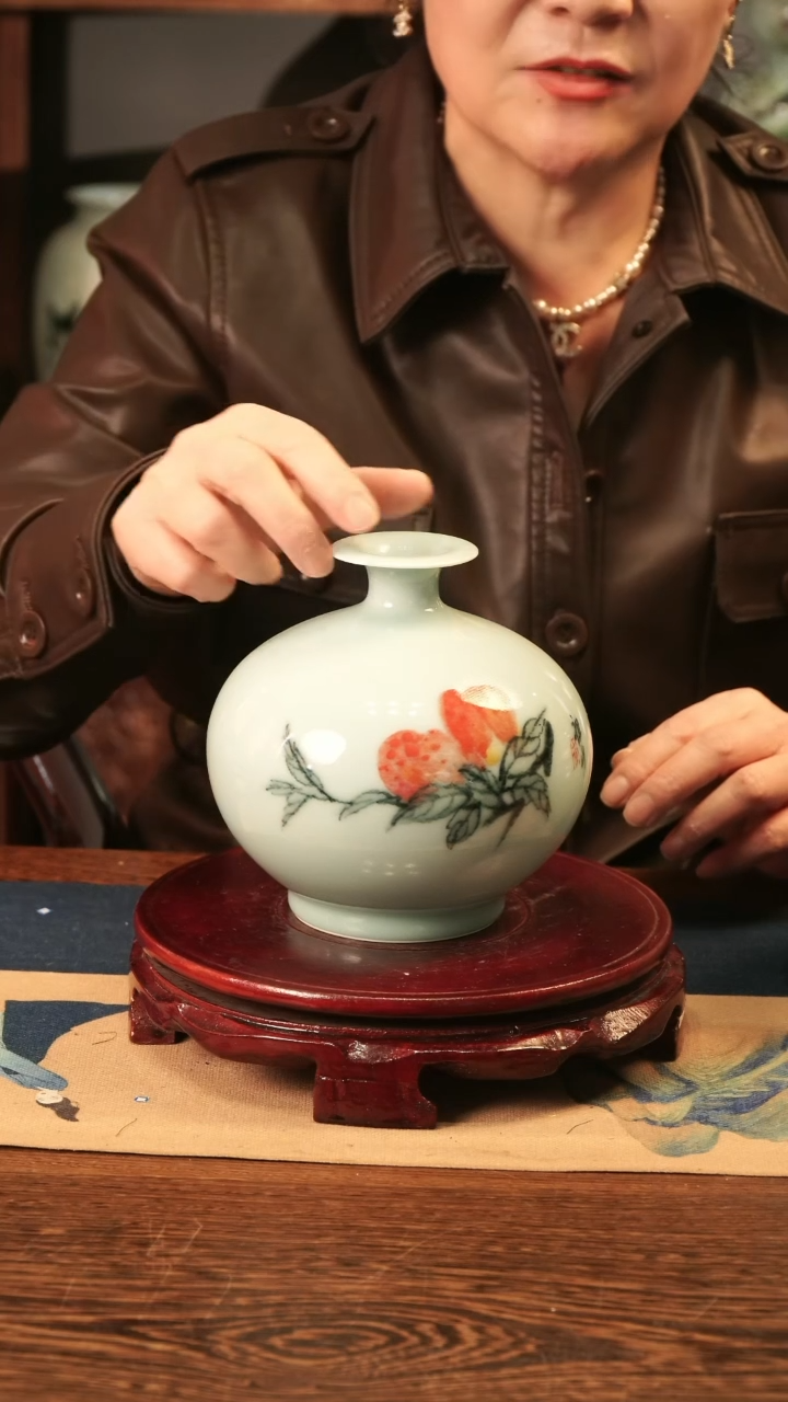 【闪购商品】釉中彩 桃子画 果瓶B