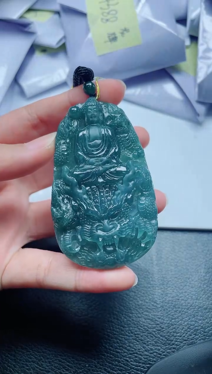 翡翠未镶嵌颈饰            