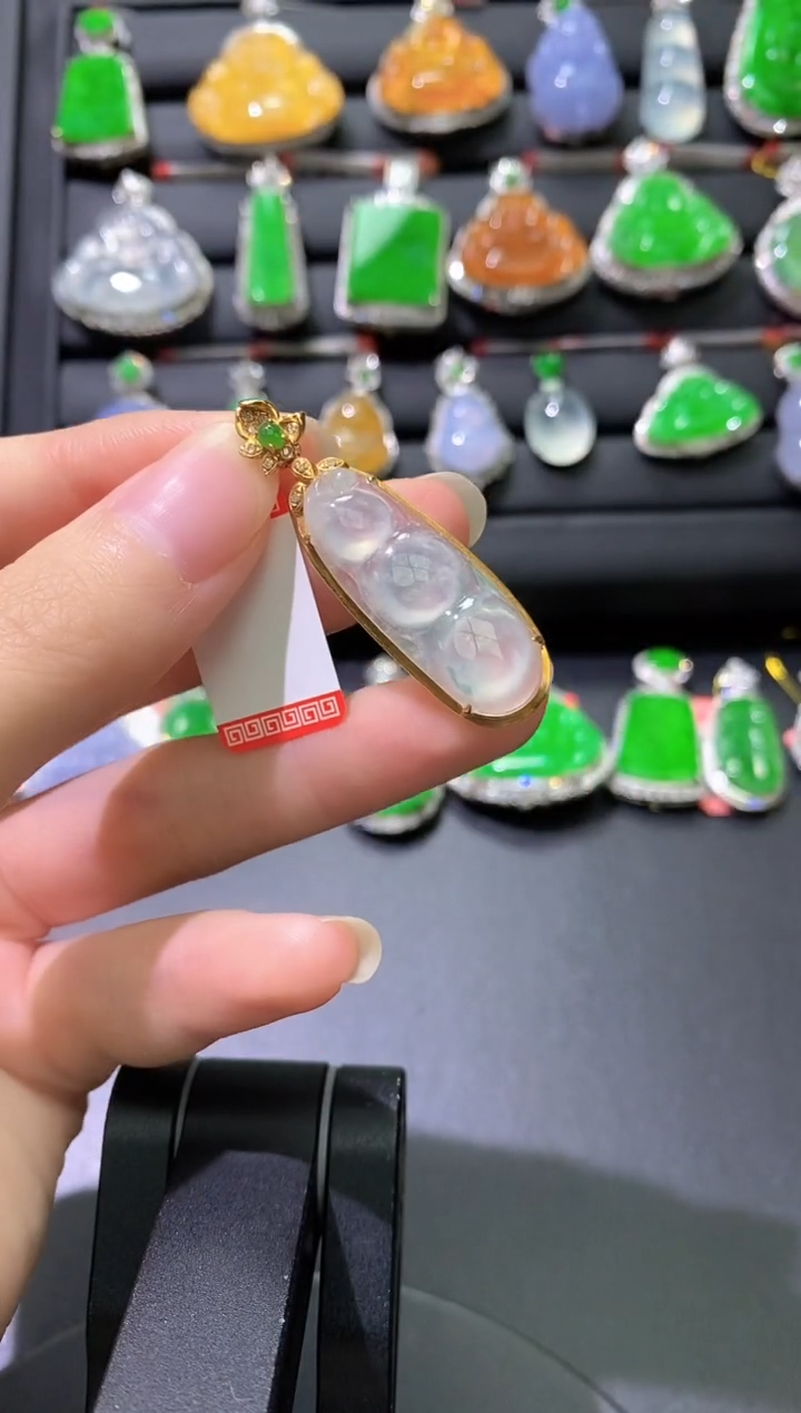 颈饰18K金镶嵌翡翠豆子