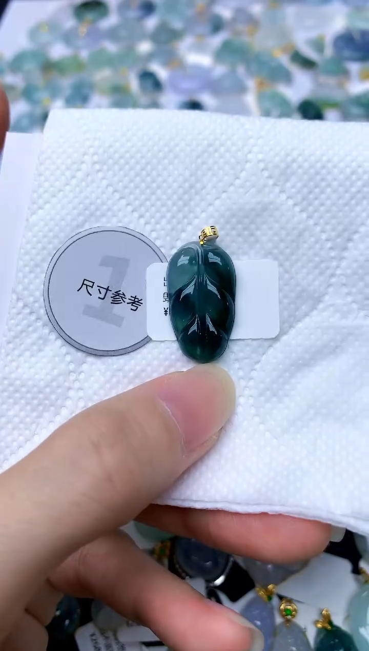 颈饰18K金镶嵌翡翠天然A货翡翠