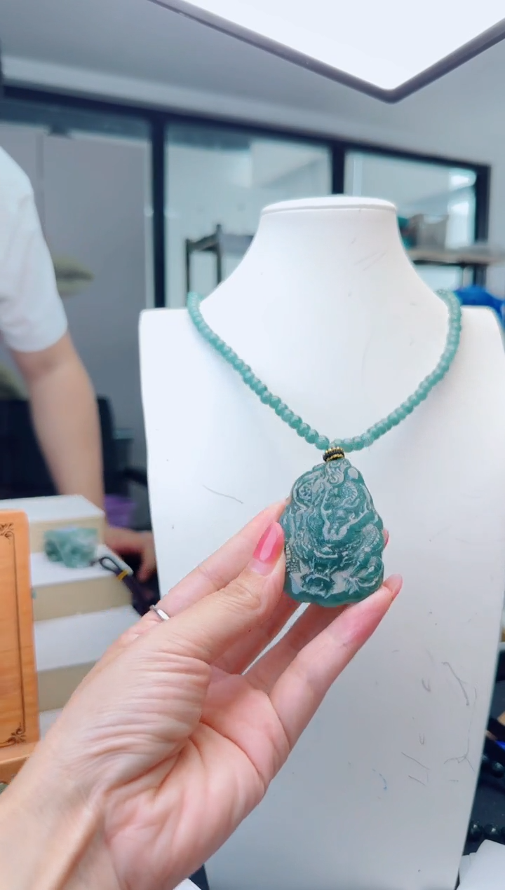 翡翠未镶嵌颈饰多样性发货其中一件