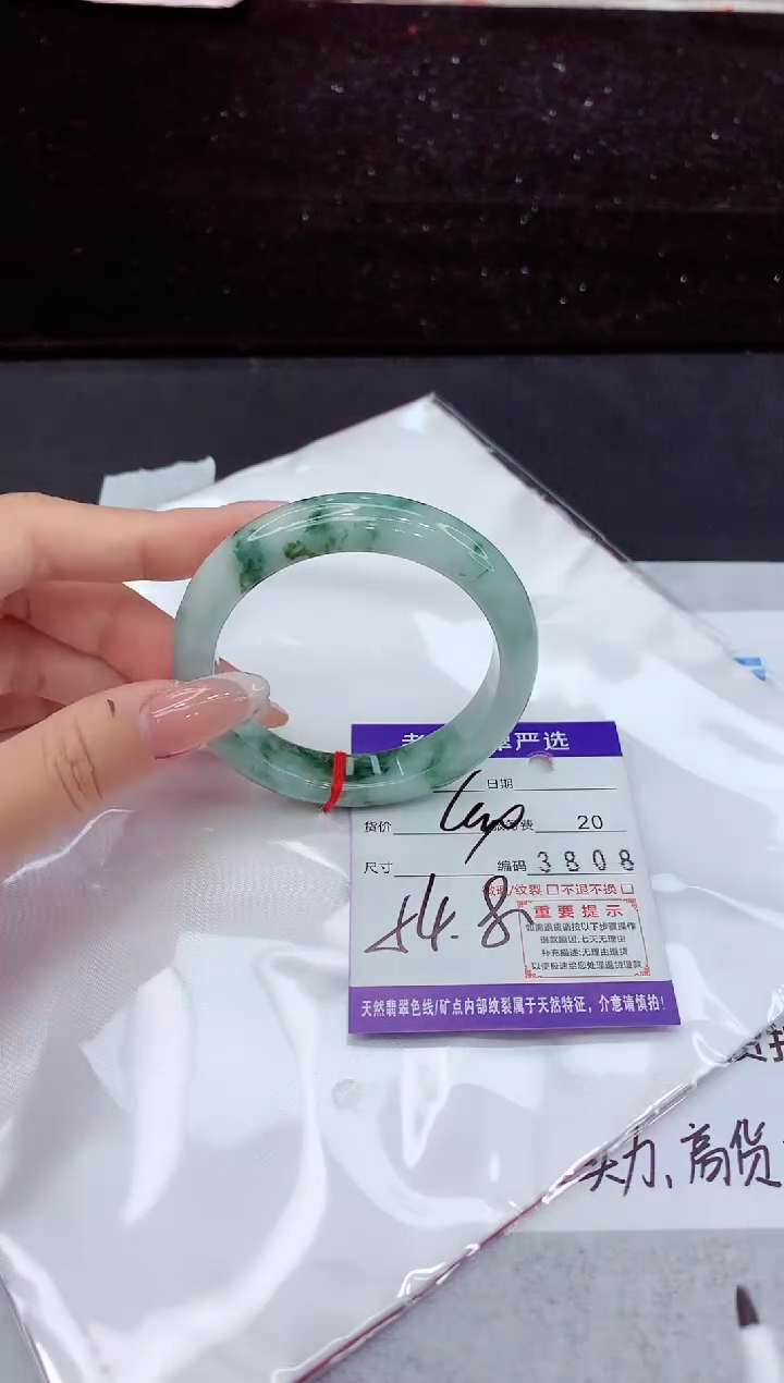 翡翠手镯未镶嵌1
