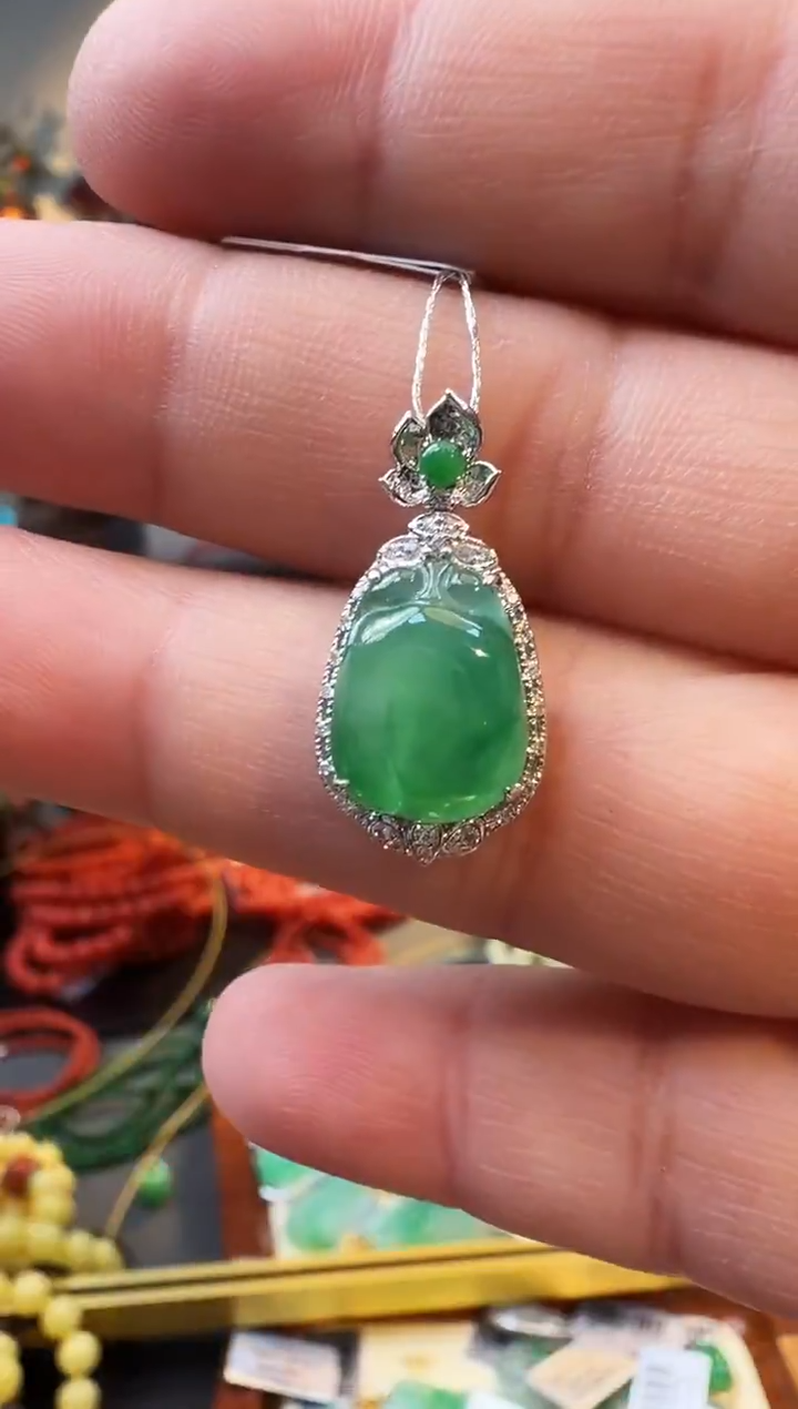 颈饰18K金镶嵌翡翠吊坠