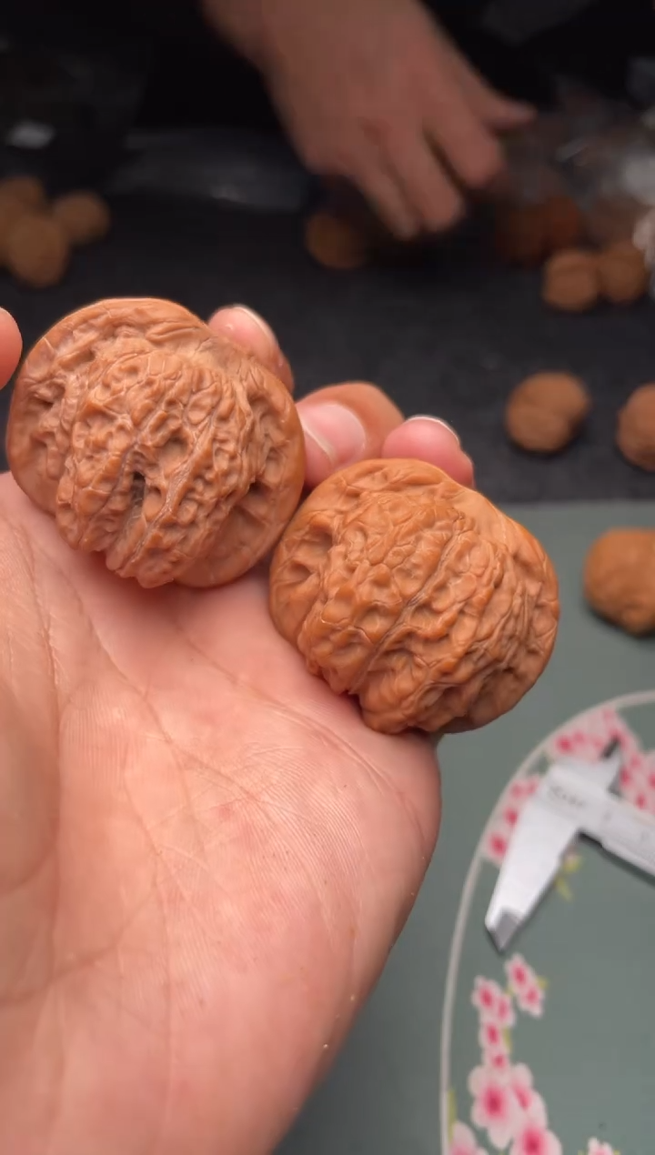 把件文玩核桃a186   血麒麟 40尺