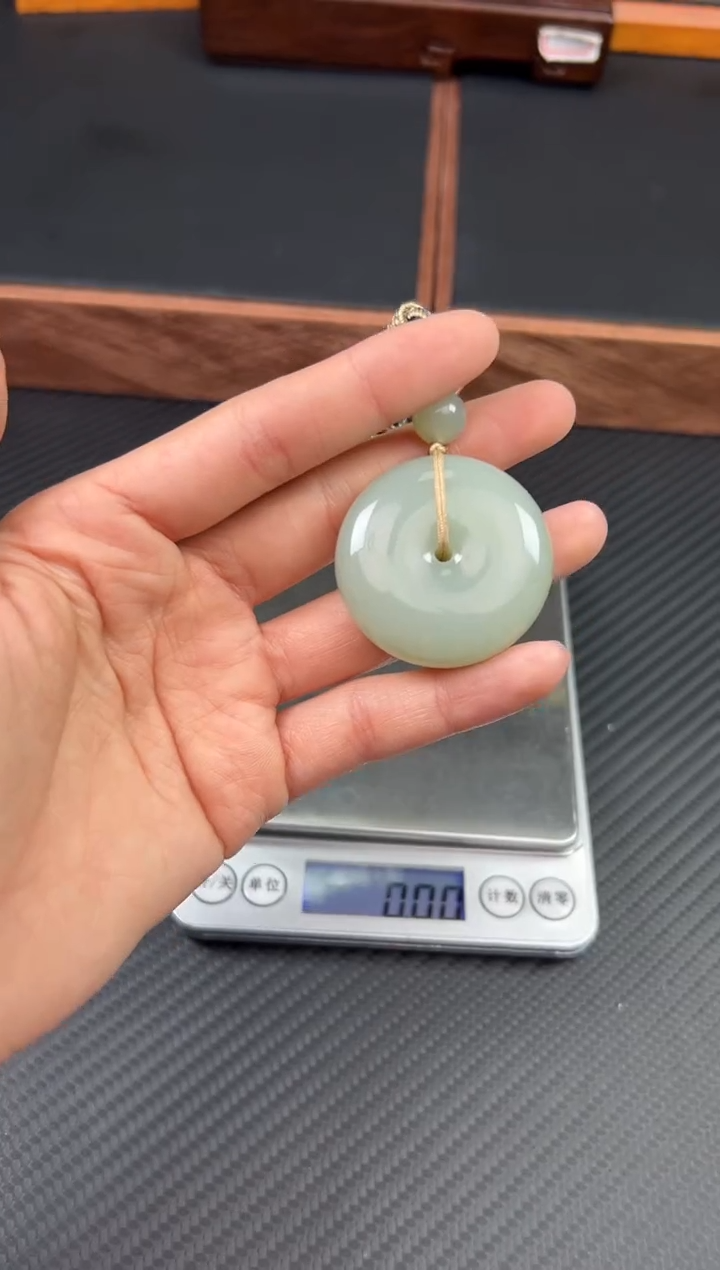 和田玉未镶嵌吊坠(赠链)且末微色差近矿