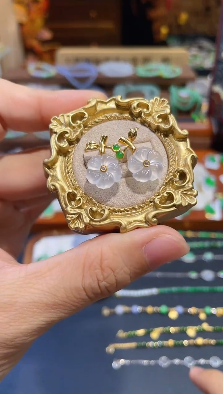 颈饰18K金镶嵌翡翠耳钉