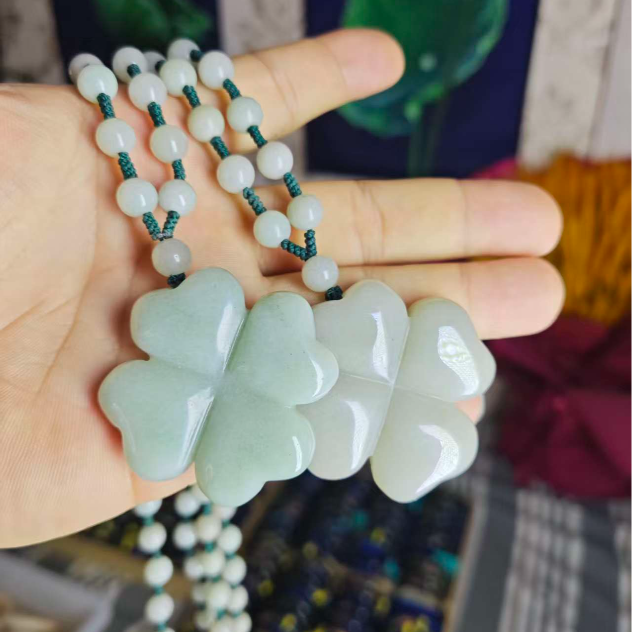 佘太翠的四叶草吊坠