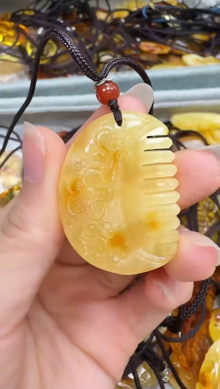 未镶嵌琥珀裸石如图