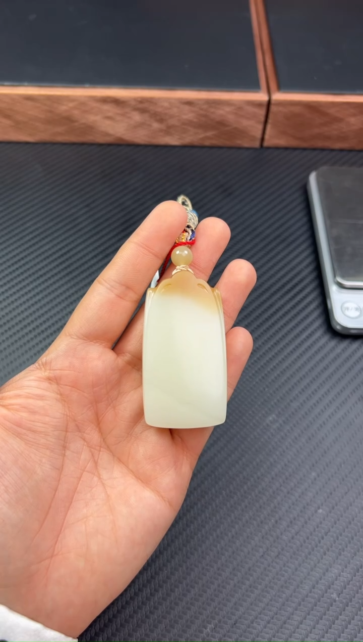 【闪购商品】和田玉吊坠(赠链)未镶嵌且末金山微色差