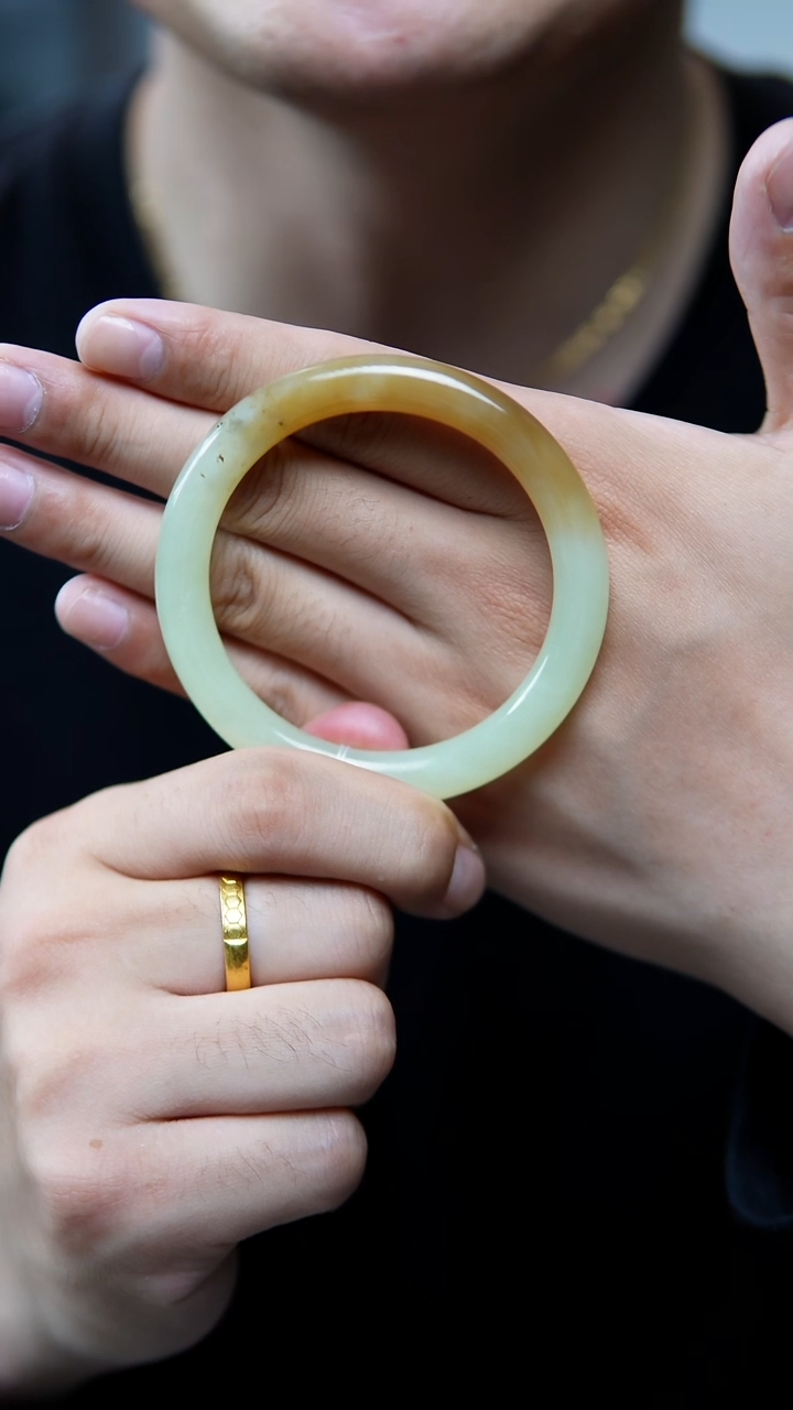 【闪购商品】和田玉手镯未镶嵌57若浅黄半山水